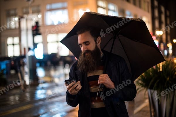 Parapluie homme : élégance et praticité sous la pluie